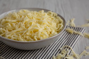 Parçalanmış organik Mozzarella Peyniri, yan görüş. Yakın plan..