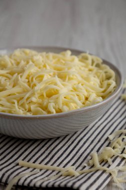 Parçalanmış organik Mozzarella Peyniri, yan görüş. Yakın plan..