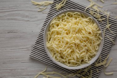 Parçalanmış organik Mozzarella Peyniri Bir Kasede, üst görünüm.