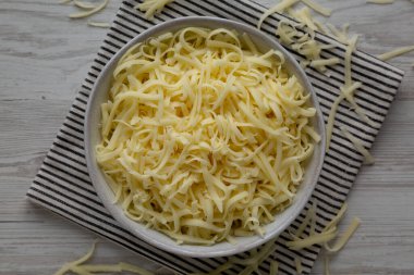 Parçalanmış organik Mozzarella Peyniri Bir Kasede, üst görünüm.