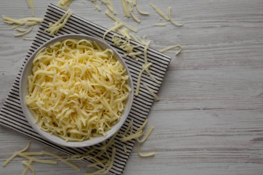 Organik Paramparça Mozzarella Peyniri, en iyi manzara. Boşluğu kopyala.