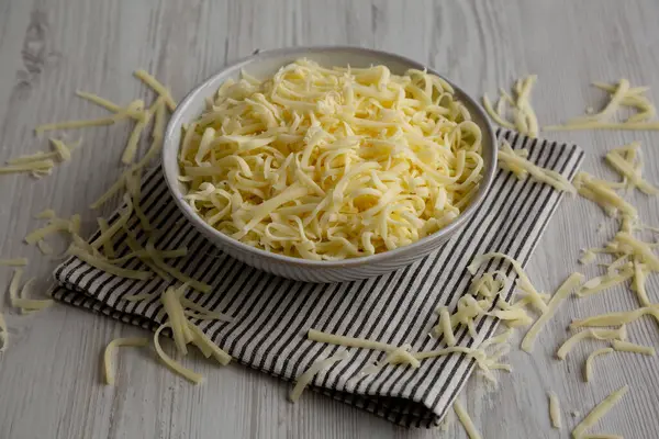 Parçalanmış organik Mozzarella Peyniri Kasede, yan görünüm.