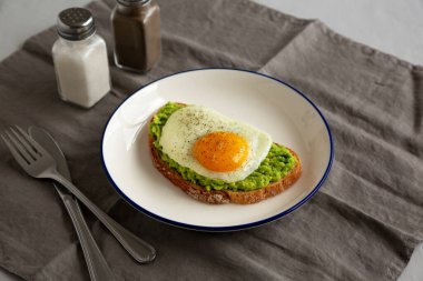 Tabakta yumurtalı ev yapımı Avokado tostu..