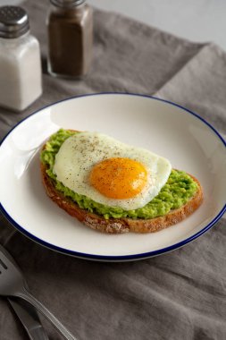 Tabakta yumurtalı ev yapımı Avokado tostu.. 