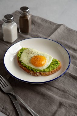 Tabakta yumurtalı ev yapımı Avokado tostu.. 