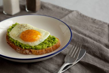 Tabakta yumurtalı ev yapımı Avokado tostu.. 