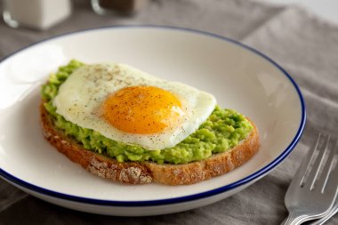 Tabakta yumurtalı ev yapımı Avokado tostu.. 