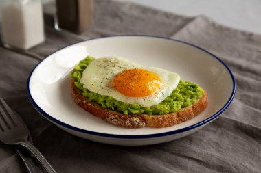 Tabakta yumurtalı ev yapımı Avokado tostu.. 