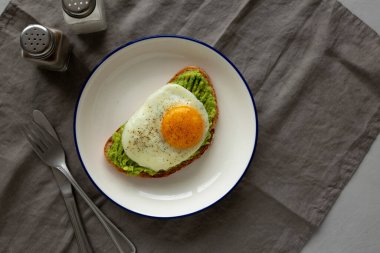 Tabakta yumurta ve ev yapımı Avokado tostu, üst manzara. Metin için boşluk.
