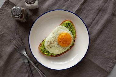 Tabakta yumurta ve ev yapımı Avokado tostu.. 