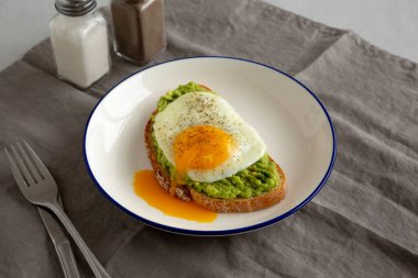 Tabakta yumurta ve ev yapımı Avokado tostu, yan görüş. Yakın plan..