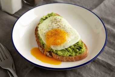 Tabakta yumurta ve ev yapımı Avokado tostu, yan görüş. Yakın plan..