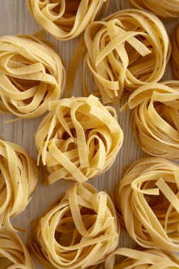 Çiğ Organik Kuru Tagliatelle Pastası Pişirmeye Hazır