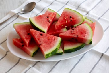 Çiğ Organik Karpuz Dilimleri Tabakta, yan görünümde.