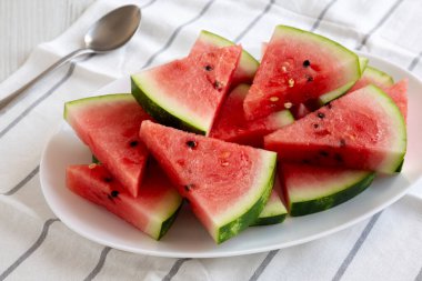 Tabakta çiğ organik karpuz dilimleri, yan görüş. Yakın plan..