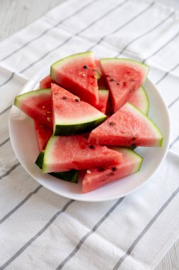 Çiğ Organik Karpuz Dilimleri Tabakta, yan görünümde. 