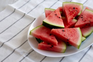 Tabakta çiğ organik karpuz dilimleri, yan görüş. Boşluğu kopyala.