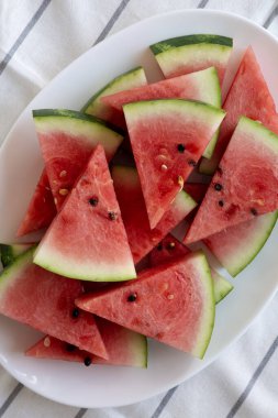 Tabakta çiğ organik karpuz dilimleri, üst manzara. Dümdüz, tepeden, yukarıdan.