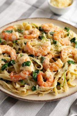 Tabakta ev yapımı kremalı ıspanaklı karides makarna, yan görünüm..