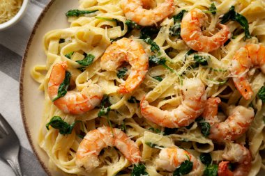 Tabakta ev yapımı kremalı ıspanaklı karides makarna, üst manzara. Yakın plan..