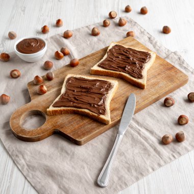 Ev yapımı çikolatalı fındıklı tost, yan görüş..