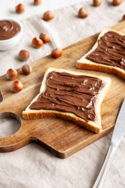 Ev yapımı çikolatalı fındıklı tost, yan görüş..