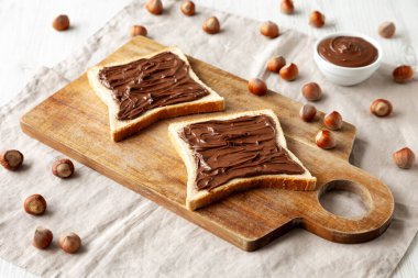 Ev yapımı çikolatalı fındıklı tost, yan görüş..