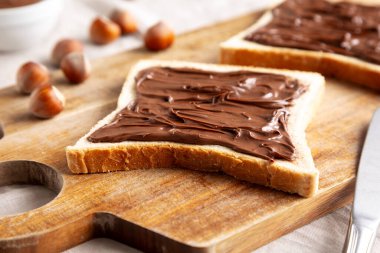 Ev yapımı çikolatalı fındıklı tost, yan görüş. Yakın plan..