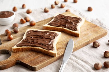 Ev yapımı çikolatalı fındıklı tost, düşük açılı. Yakın plan..
