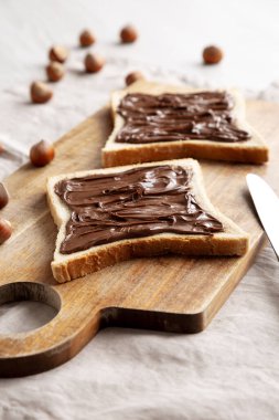 Ev yapımı çikolatalı fındıklı tost, düşük açılı. Yakın plan..