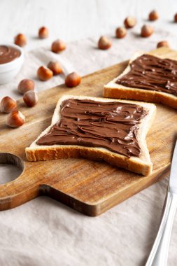 Ev yapımı çikolatalı fındıklı tost, yan görüş. Yakın plan..