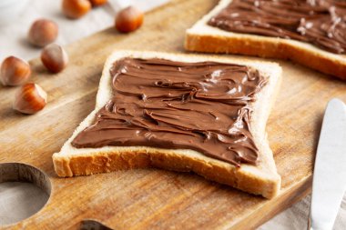 Ev yapımı çikolatalı fındıklı tost, düşük açılı. Yakın plan..