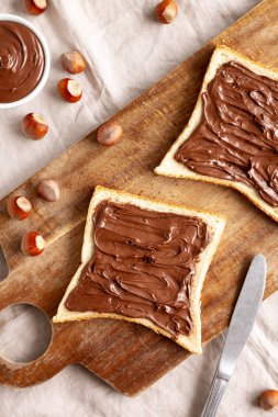 Ev yapımı çikolatalı fındıklı tost. Düz uzanın, başınızın üstünde.