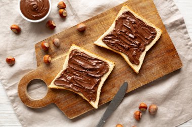 Ev yapımı çikolatalı fındıklı tost. Düz uzanın, başınızın üstünde.