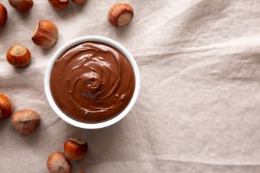 Ev yapımı çikolatalı fındık. Bir kâseye yayılmış, en iyi manzara..