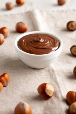 Ev yapımı çikolatalı fındık ezmesi bir kâseye serili, yan görüş. Yakın plan..