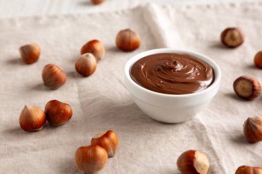 Ev yapımı çikolatalı fındık ezmesi bir kâseye serili, yan görüş. Yakın plan..