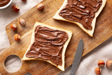 Ev yapımı çikolatalı fındıklı tost. Düz uzanın, başınızın üstünde.