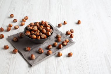 Bir kasede organik çiğ fındık, yan görüş. Boşluğu kopyala.