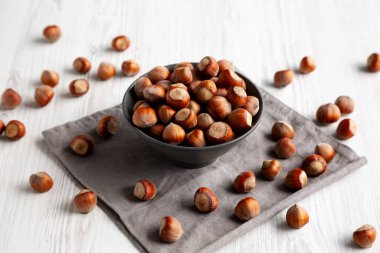 Bir kasede organik çiğ fındık, yan görüş..