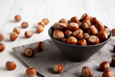 Bir kasede organik çiğ fındık, yan görüş. Yakın plan..