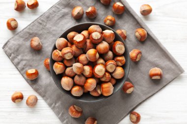 Bir kasede organik çiğ fındık, üst manzara. Yukarıdan, yukarıdan..