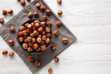 Bir kasede organik çiğ fındık, üst manzara. Metin için boşluk.