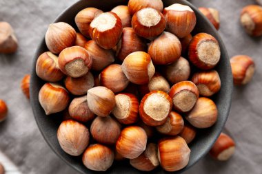 Bir kasede organik çiğ fındık, üst manzara. Yakın plan..