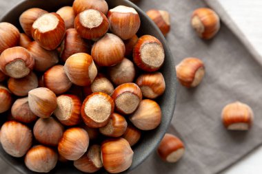 Bir kasede organik çiğ fındık, üst manzara. Yakın plan..