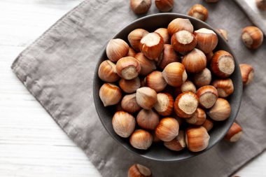 Bir kasede organik çiğ fındık, üst manzara. Metin için boşluk.