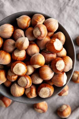 Bir kasede organik çiğ fındık, üst manzara. Yakın plan..