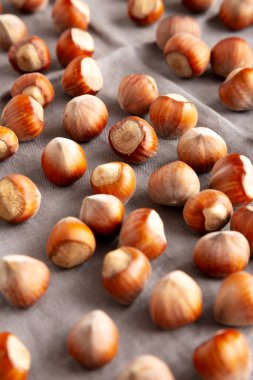 Organik Çiğ Fındık, yan görünüm.