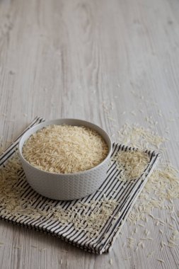 Beyaz Organik Basmati pilavı bir kasede, yan görüşte. Boşluğu kopyala.