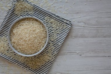 Fırında pişmemiş beyaz organik Basmati Rice, en iyi manzara. Metin için boşluk.